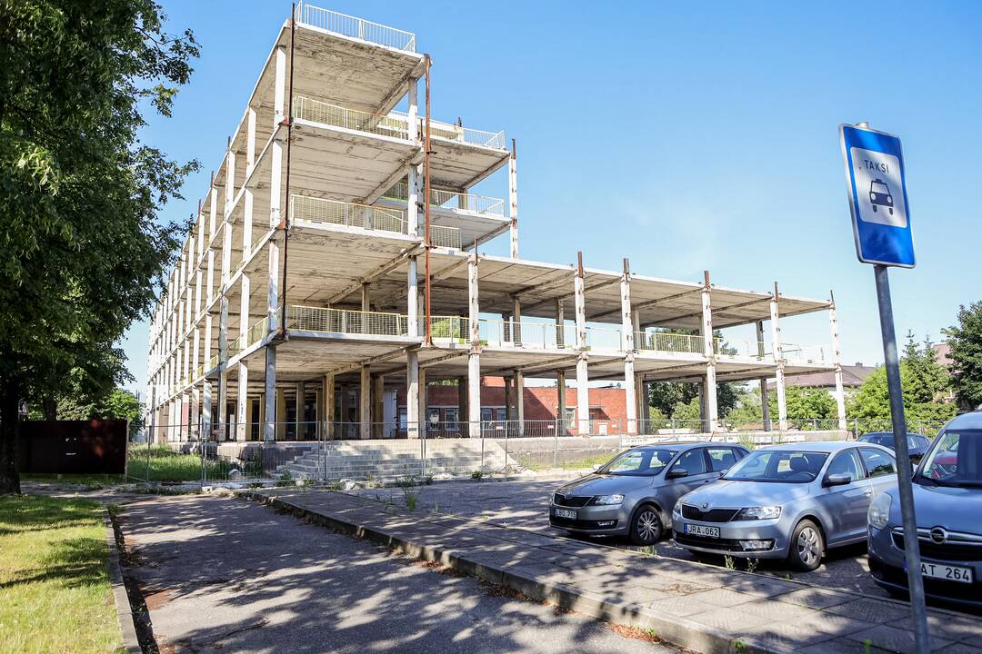 Žvilgsnis: greta pradėto remontuoti  penkiaaukščio „Juzės“ komplekso Savanorių pr. 225 – tuščias sklypas, kuriama planuojamas septynaukštis.