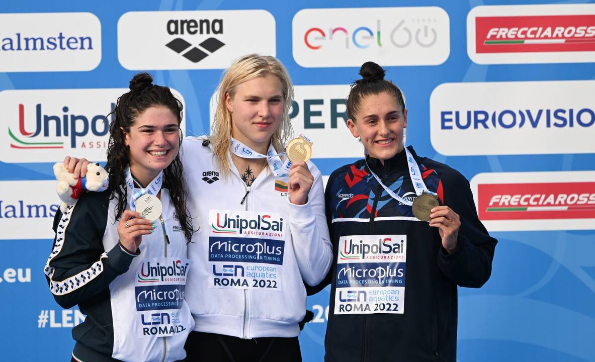 Varžovės: R.Meilutytė laimėjo 50 m plaukimo krūtine finalą, sidabro medalis įteiktas italei B.Pilato (kairėje), bronzos – britei I.Clark (dešinėje).