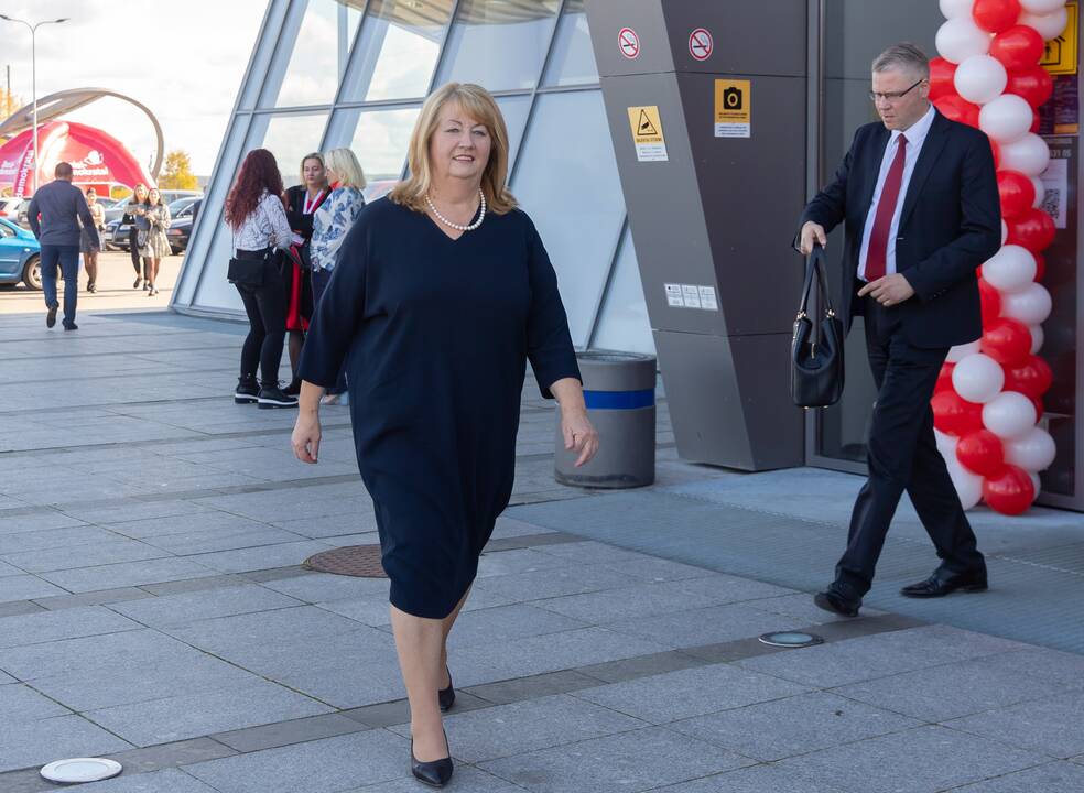 Paradoksas: Socialdemokratų partiją žmonės norėtų matyti valdžioje, bet jos lyderė V. Blinkevičiūtė nelabai matoma kaip prezidentė ar premjerė.