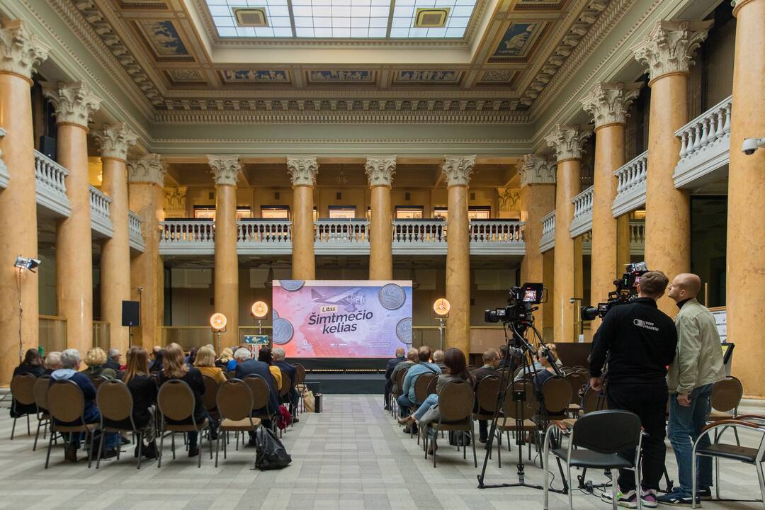 Pažintis: pasibaigus konferencijai dalyviai buvo kviečiami apsidairyti po banko erdves.