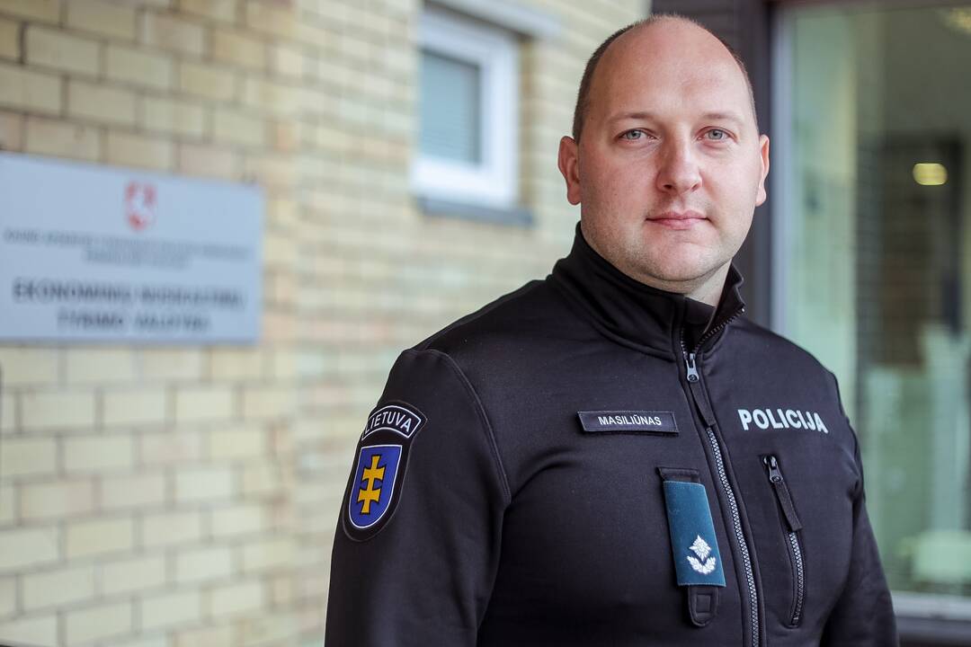 Įvertinimas: per šešiolika tarnybos, kurią V.Masiliūnas pradėjo nuo žemiausių pareigų, policijoje metų jis jau tris kartus pripažintas geriausiu Metų sekliu ir apdovanotas keturiais medaliais.