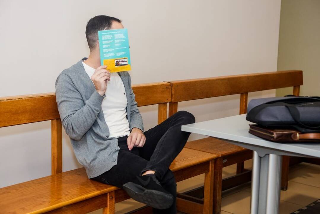 Spąstai: M. Tėvainį (dešinėje) ir D. Kalinovą teismas įpareigojo neatlygintinai prižiūrėti senelius ir neįgaliuosius ir sumokėti padarytą keturženklę žalą nukentėjusiajai.