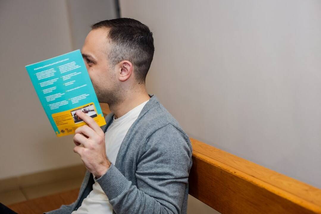 Spąstai: M. Tėvainį (dešinėje) ir D. Kalinovą teismas įpareigojo neatlygintinai prižiūrėti senelius ir neįgaliuosius ir sumokėti padarytą keturženklę žalą nukentėjusiajai.