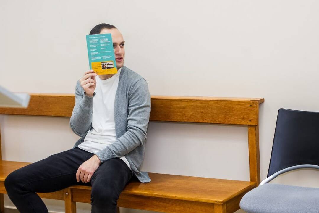 Spąstai: M. Tėvainį (dešinėje) ir D. Kalinovą teismas įpareigojo neatlygintinai prižiūrėti senelius ir neįgaliuosius ir sumokėti padarytą keturženklę žalą nukentėjusiajai.