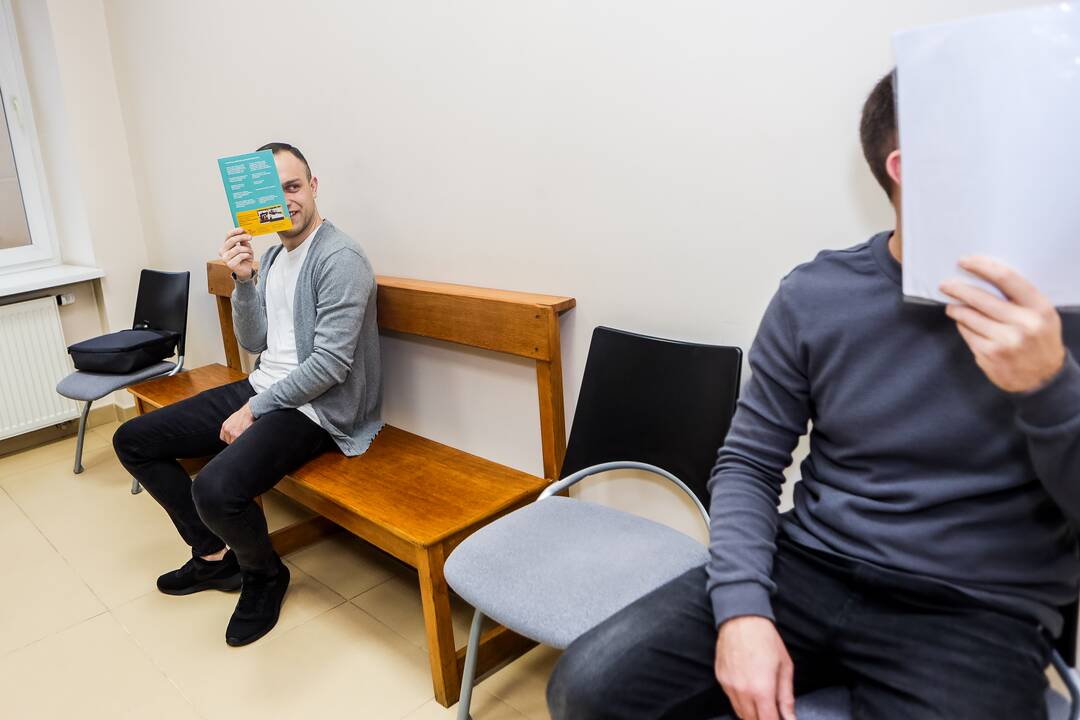 Spąstai: M. Tėvainį (dešinėje) ir D. Kalinovą teismas įpareigojo neatlygintinai prižiūrėti senelius ir neįgaliuosius ir sumokėti padarytą keturženklę žalą nukentėjusiajai.