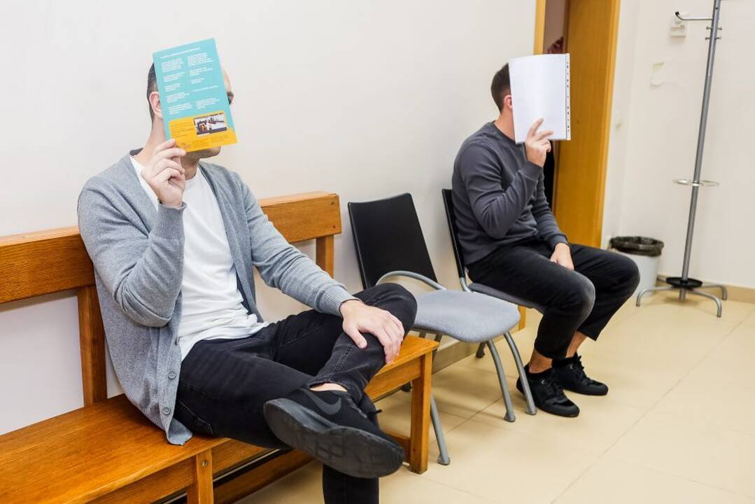 Spąstai: M. Tėvainį (dešinėje) ir D. Kalinovą teismas įpareigojo neatlygintinai prižiūrėti senelius ir neįgaliuosius ir sumokėti padarytą keturženklę žalą nukentėjusiajai.