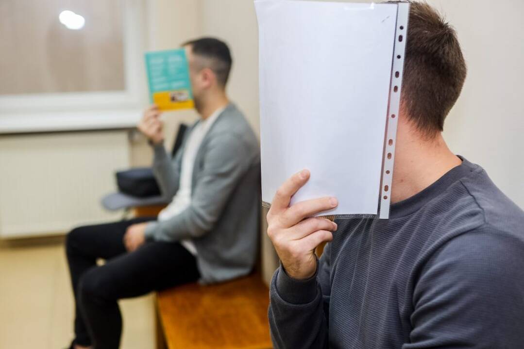 Spąstai: M. Tėvainį (dešinėje) ir D. Kalinovą teismas įpareigojo neatlygintinai prižiūrėti senelius ir neįgaliuosius ir sumokėti padarytą keturženklę žalą nukentėjusiajai.