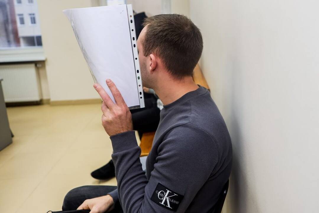 Spąstai: M. Tėvainį (dešinėje) ir D. Kalinovą teismas įpareigojo neatlygintinai prižiūrėti senelius ir neįgaliuosius ir sumokėti padarytą keturženklę žalą nukentėjusiajai.