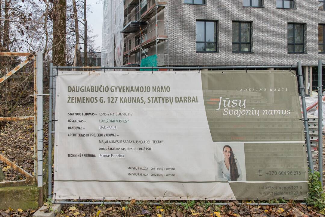 Laikina: nors išvažiuojant iš statybvietės privaloma plauti automobilio ratus, tačiau purvas greitai vėl nusėda ant gatvės ir šaligatvių.