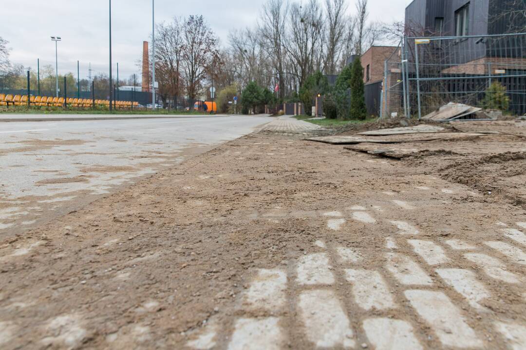 Laikina: nors išvažiuojant iš statybvietės privaloma plauti automobilio ratus, tačiau purvas greitai vėl nusėda ant gatvės ir šaligatvių.