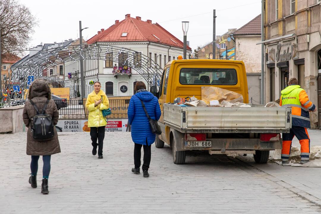 Papuošta: Vilniaus gatvėje jau tviska eglutės, bet oficialiai čia – statybų aikštelė.