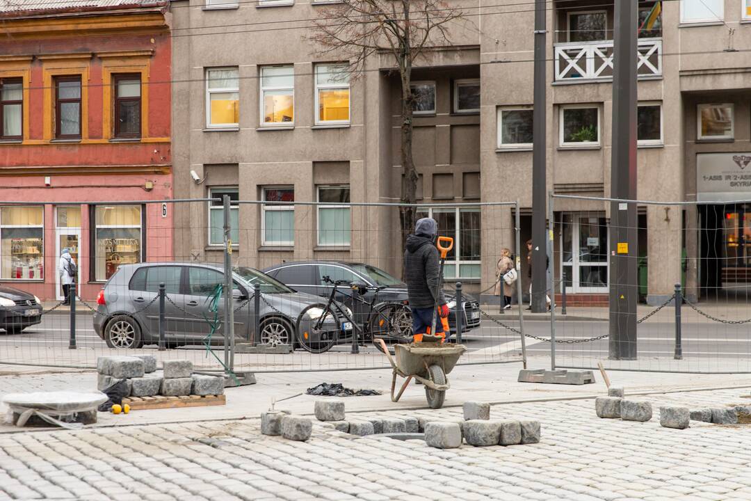 Papuošta: Vilniaus gatvėje jau tviska eglutės, bet oficialiai čia – statybų aikštelė.