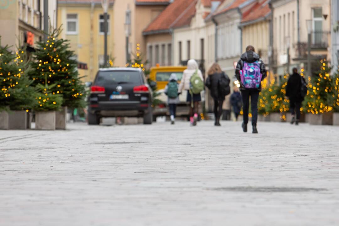 Papuošta: Vilniaus gatvėje jau tviska eglutės, bet oficialiai čia – statybų aikštelė.