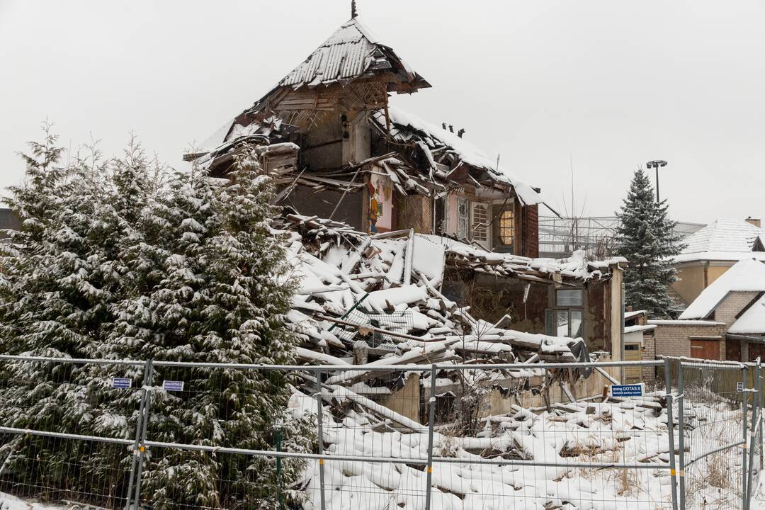 Istorija: vila buvo pastatyta beveik prieš 100 metų. Ją Nepriklausomybės kovų dalyviui, knygnešiui, Steigiamojo Seimo atstovui P. Ruseckui suprojektavo architektas inžinierius A. Gordevičius.