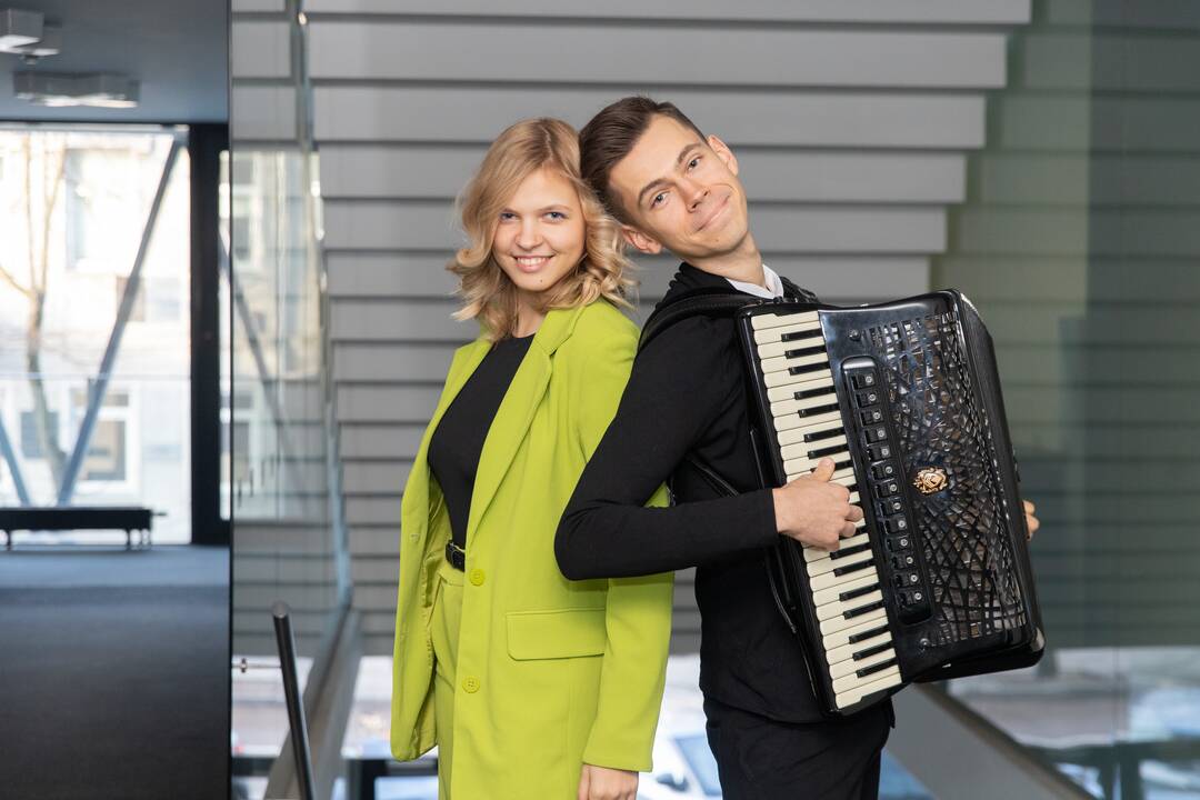 Partneris: nors sveria apie 17 kg, akordeonas Vyteniui ne našta, o ir Austėjai šis muzikinis instrumentas labai patinka.