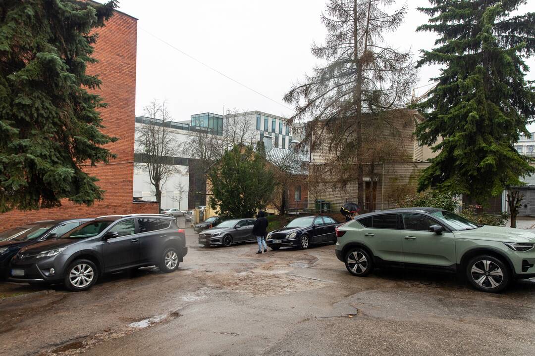 Apetitas: vieno namo savininkams užsimojus suformuoti sklypo ribas, kaimynai įsitikinę, kad jie pretenduoja į du su puse karto didesnę teritoriją nei galėtų.