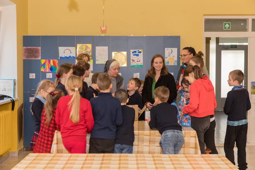 Dovanos: vaikams atvežti skanumynai – iš rūpestingų rankų.