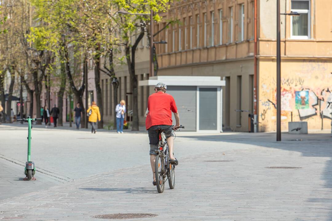 Situacija: tvarkingai išrikiuoti paspirtukai ilgai neužsibūna – greitai paimami ir tada pastatomi bet kur.
