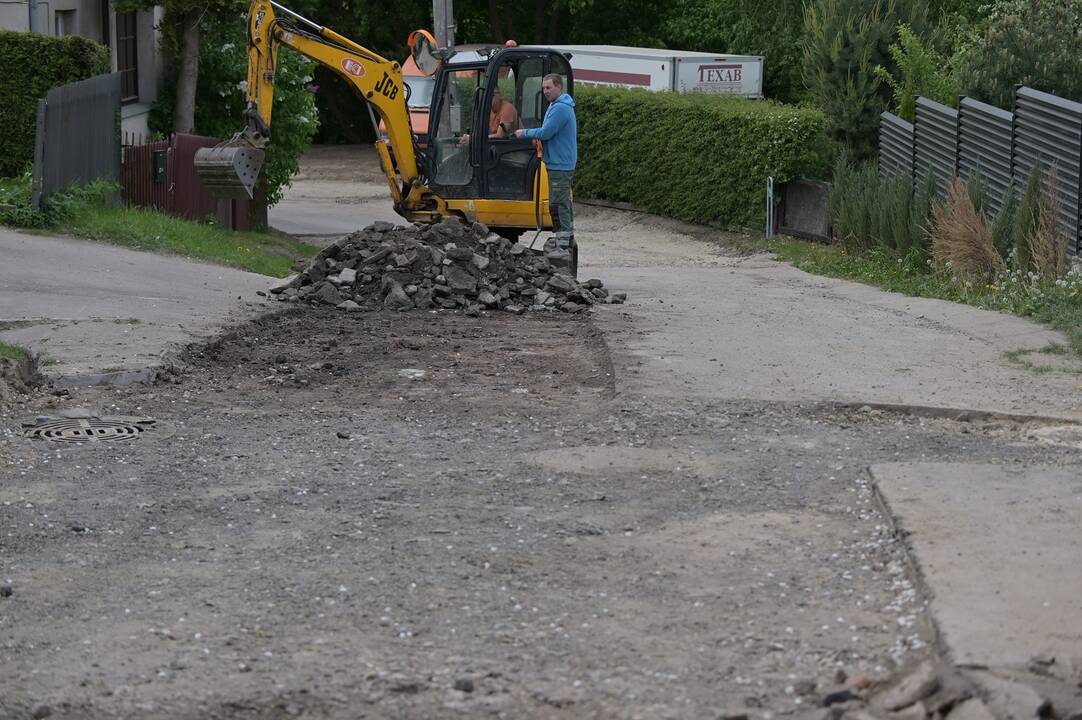 Sugadino: tiesiant nuotekų tinklus buvo sugadinta danga ir šaligatviai.