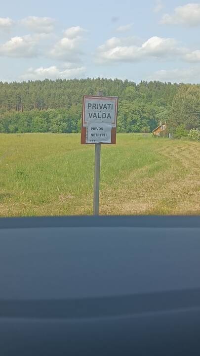 Pokyčiai: anksčiau buvo galima laisvai vaikščioti Kauno marių pakrantėje, o dabar pasitinka ženklas „Privati valda“.
