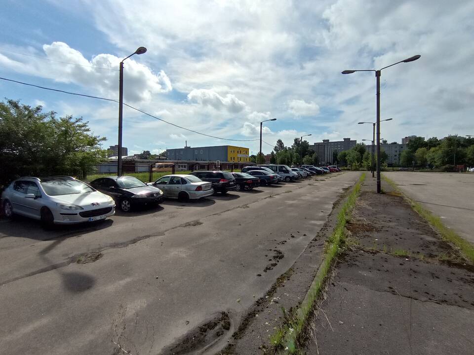 Įvairovė: iš kiemų nutempiami įvairių markių seni automobiliai.