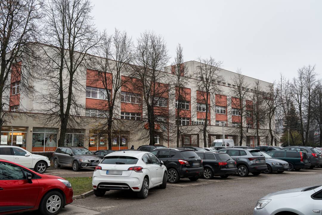 Nepatogu: norint apsisukti tenka važiuoti iki sankryžos su Kovo 11-osios gatve.