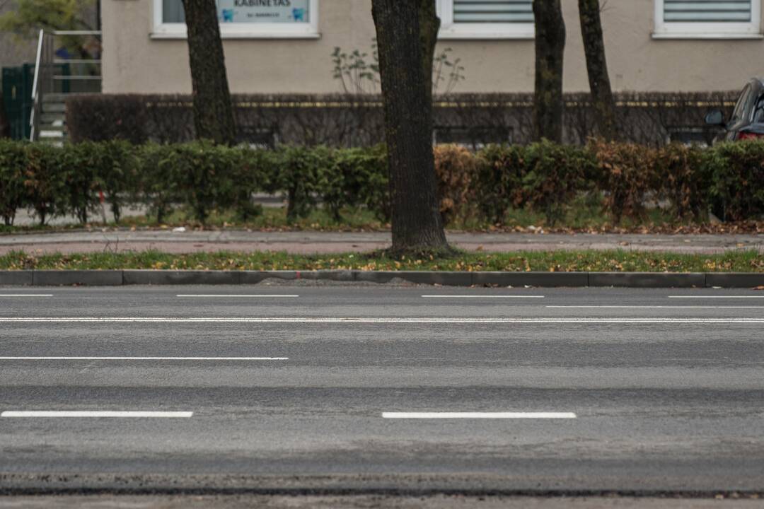 Nepatogu: norint apsisukti tenka važiuoti iki sankryžos su Kovo 11-osios gatve.