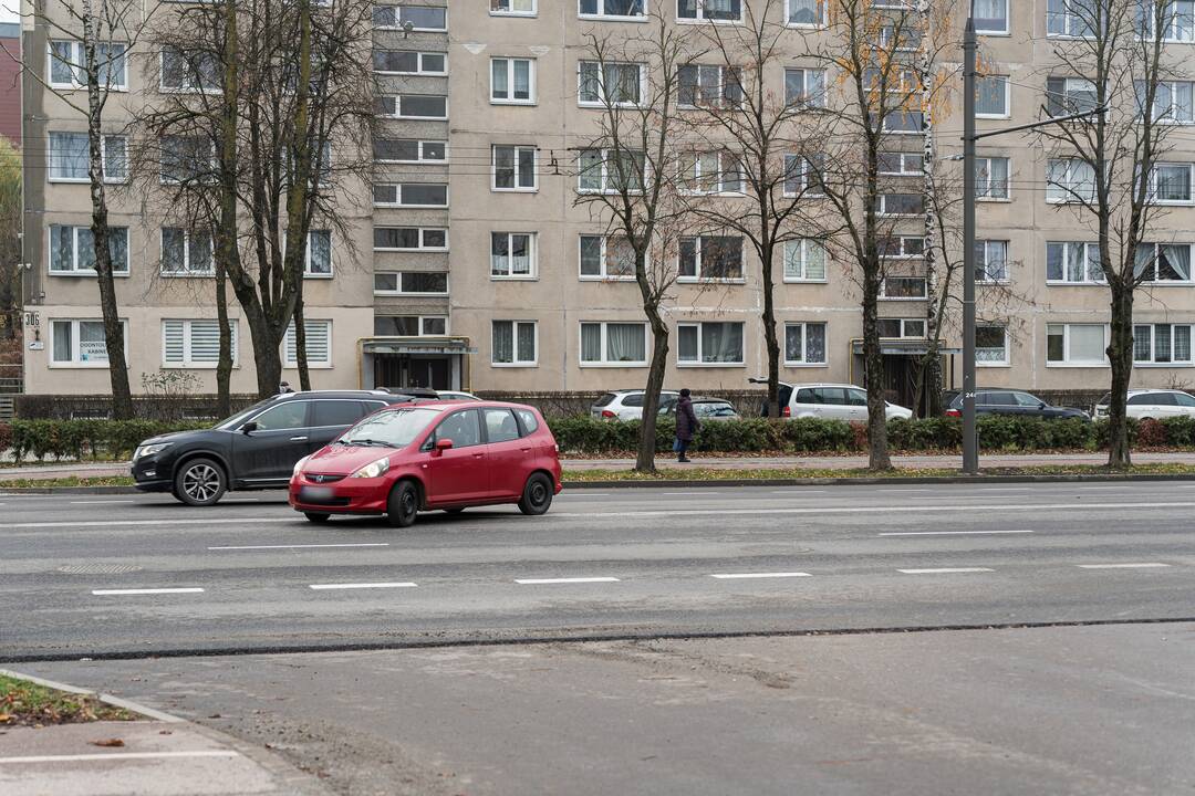Nepatogu: norint apsisukti tenka važiuoti iki sankryžos su Kovo 11-osios gatve.