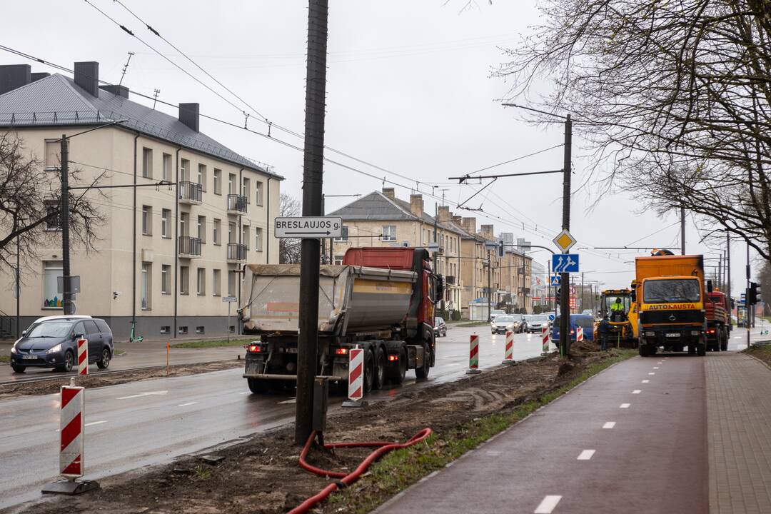 Eismas: ties sankirta su Breslaujos gatve atsiras papildoma eismo juosta.