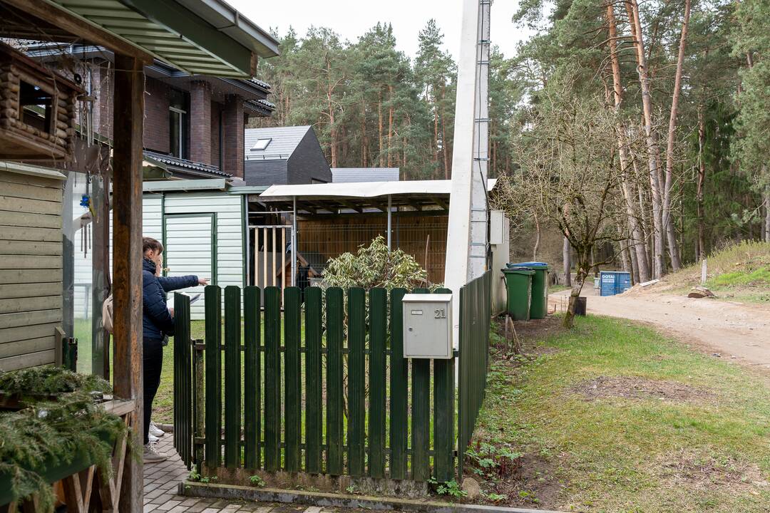 Užtverta: pro elektros stulpo atramą negalima patekti į sklypą.