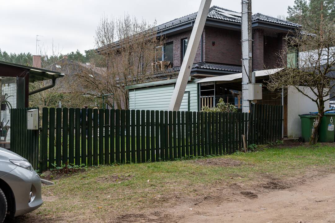 Užtverta: pro elektros stulpo atramą negalima patekti į sklypą.