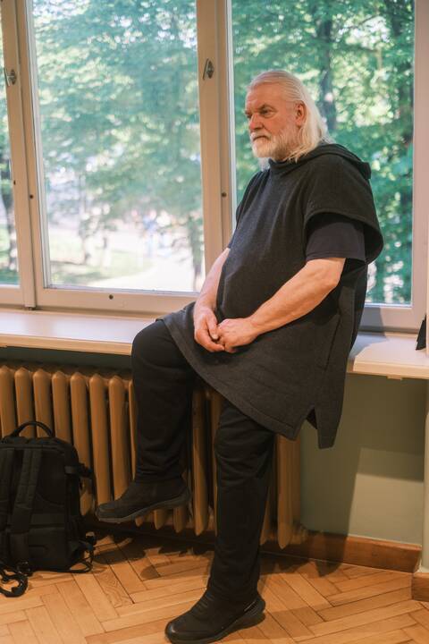 Pagarba: pasveikinti J. Minkevičiaus parodos atidarymo proga atvyko artimieji, draugai, buvę studentai ir kolegos.