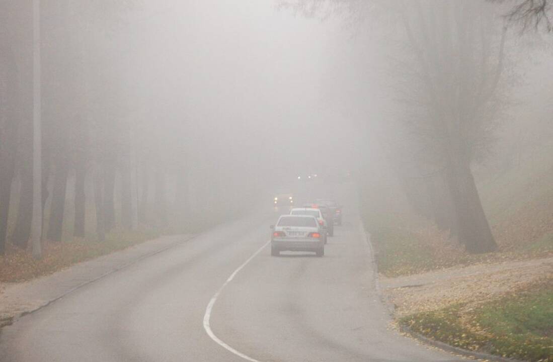 Įspėja: vietomis eismo sąlygas sunkina rūkas