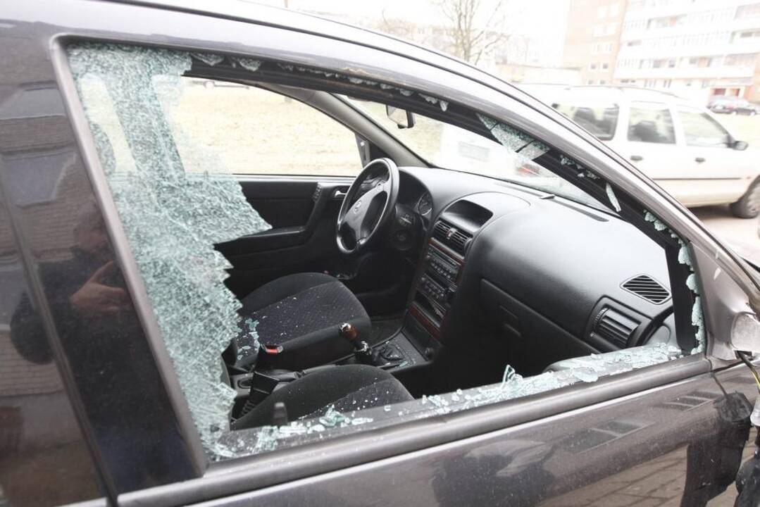 Kaimynas iškvietė tarnybas: vyras jau parą negali išlipti iš automobilio