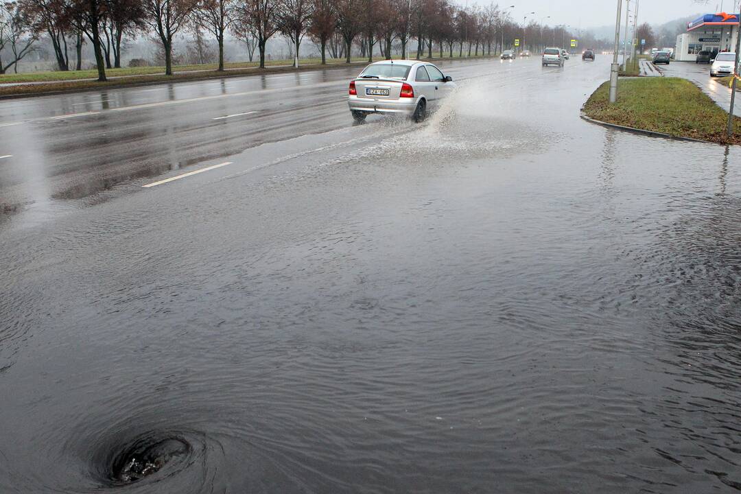 Kauno gatves vis dar skandina lietus, bet specialistai ramina