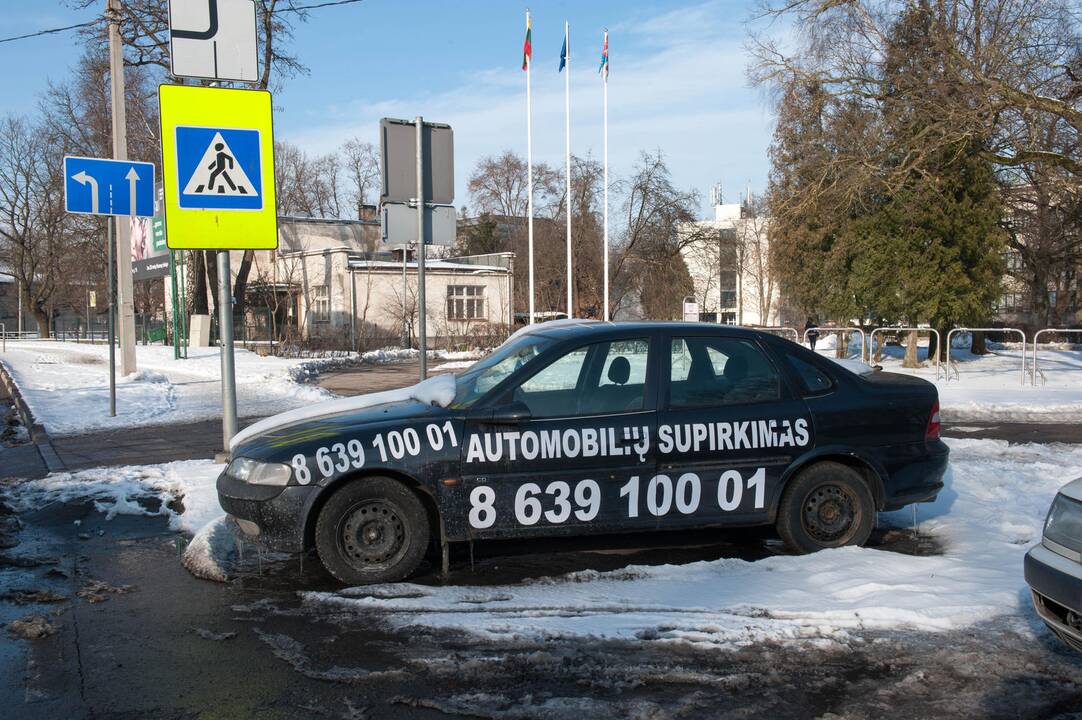 Trukdo: pro nenaudojamus automobilius negali pravažiuoti sniego valymo mašinos.