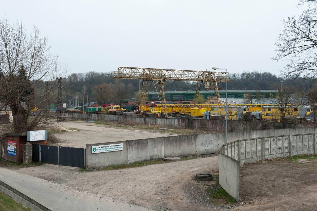 Vieta: teršalai teka ties geležinkelio tiltu.