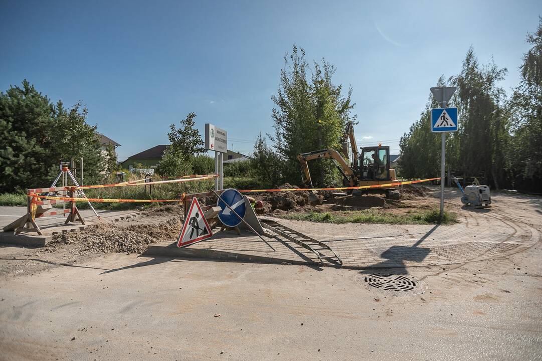 Darbai: Narsiečiuose ruošiamasi tiesti lietaus nuotekų tinklus.