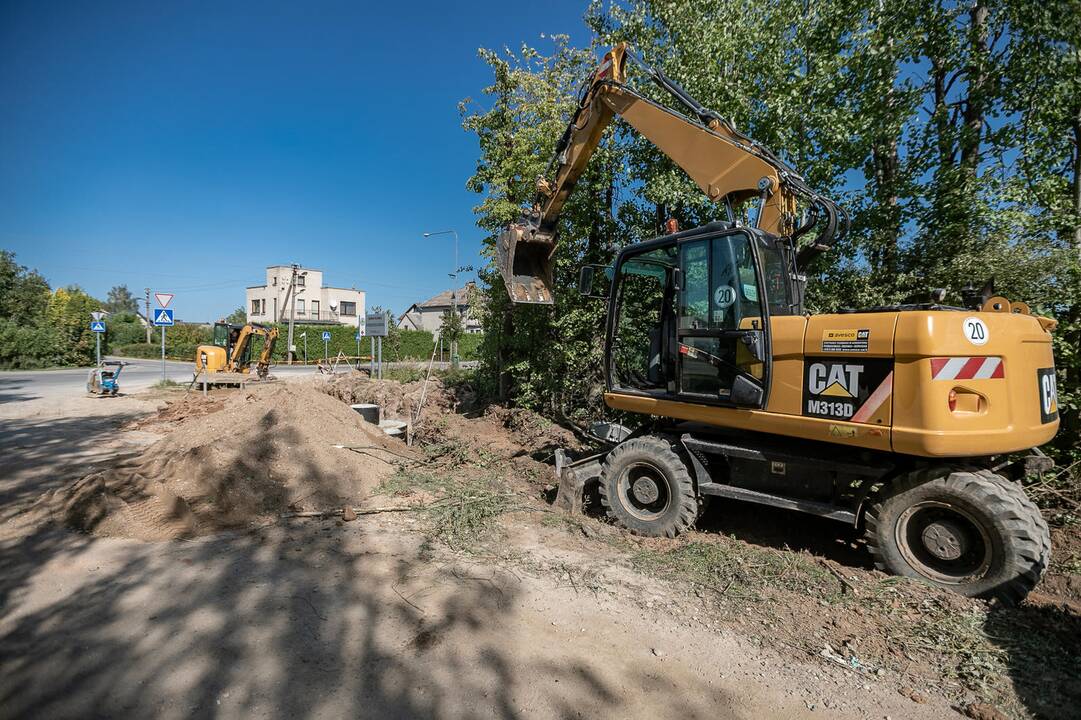 Darbai: Narsiečiuose ruošiamasi tiesti lietaus nuotekų tinklus.