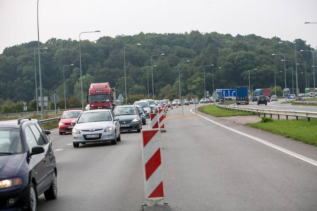Gaišatis: eismo spūstys "Via Baltica" magistralėje ties Akademija formuojasi beveik kiaurą parą.