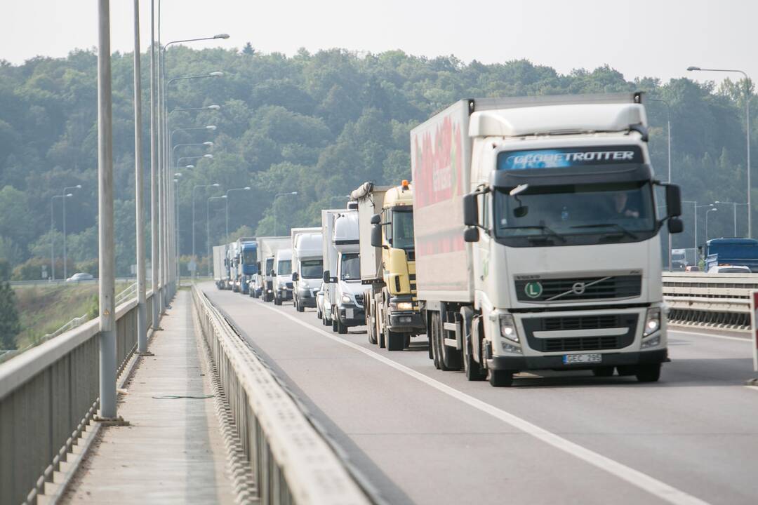 Gaišatis: eismo spūstys "Via Baltica" magistralėje ties Akademija formuojasi beveik kiaurą parą.