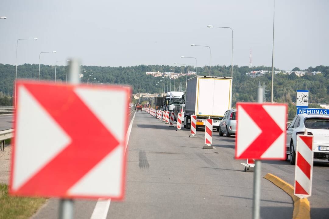 Gaišatis: eismo spūstys "Via Baltica" magistralėje ties Akademija formuojasi beveik kiaurą parą.