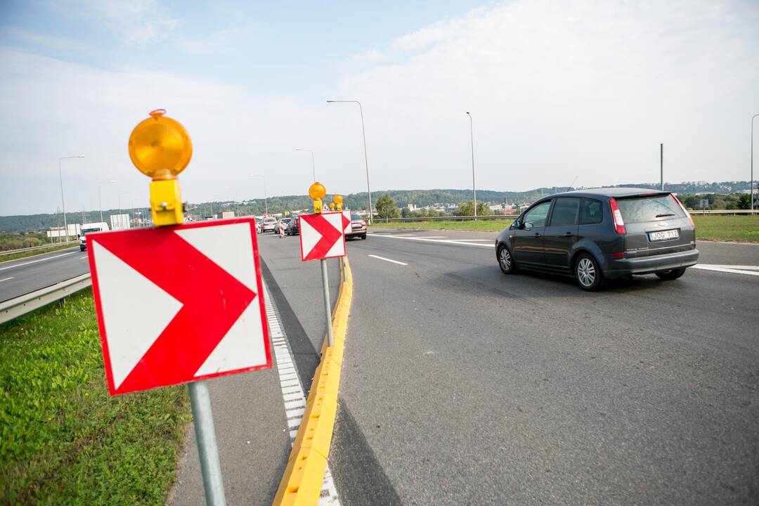 Gaišatis: eismo spūstys "Via Baltica" magistralėje ties Akademija formuojasi beveik kiaurą parą.