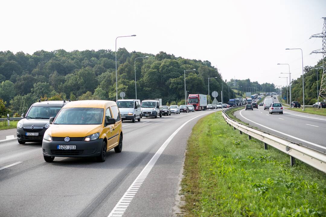 Gaišatis: eismo spūstys "Via Baltica" magistralėje ties Akademija formuojasi beveik kiaurą parą.