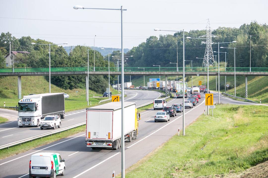 Gaišatis: eismo spūstys "Via Baltica" magistralėje ties Akademija formuojasi beveik kiaurą parą.