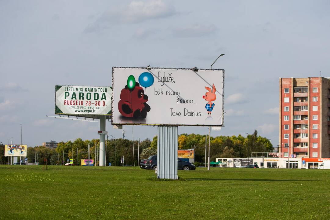 Klausimas: koks tokių plakatų Jonavos gatvėje, šalia Pramonės, Taikos prospekto sankryžos ir kitur tikslas?