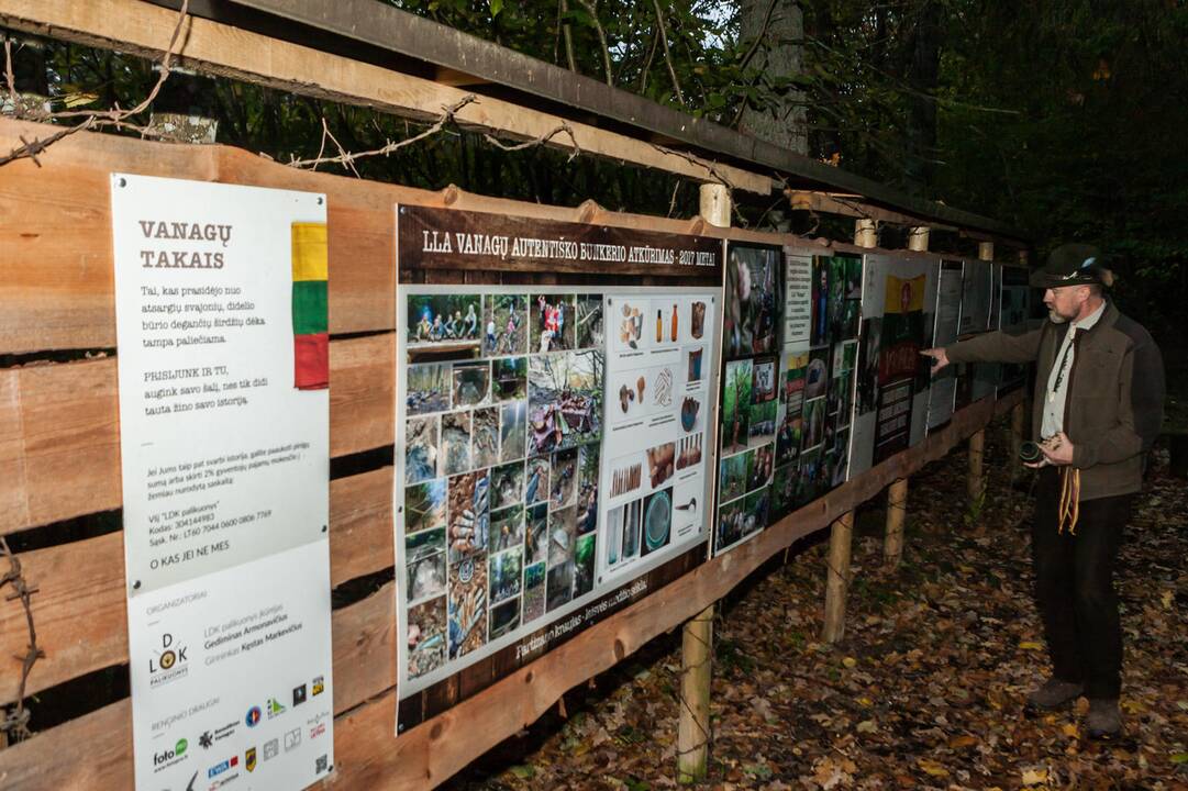 Jautrūs: elniai – baikštūs gyvūnai, pajutę ką nors įtartina, greitai sprunka gilyn į mišką, todėl juos stebėti ilgesnį laiką sudėtinga.