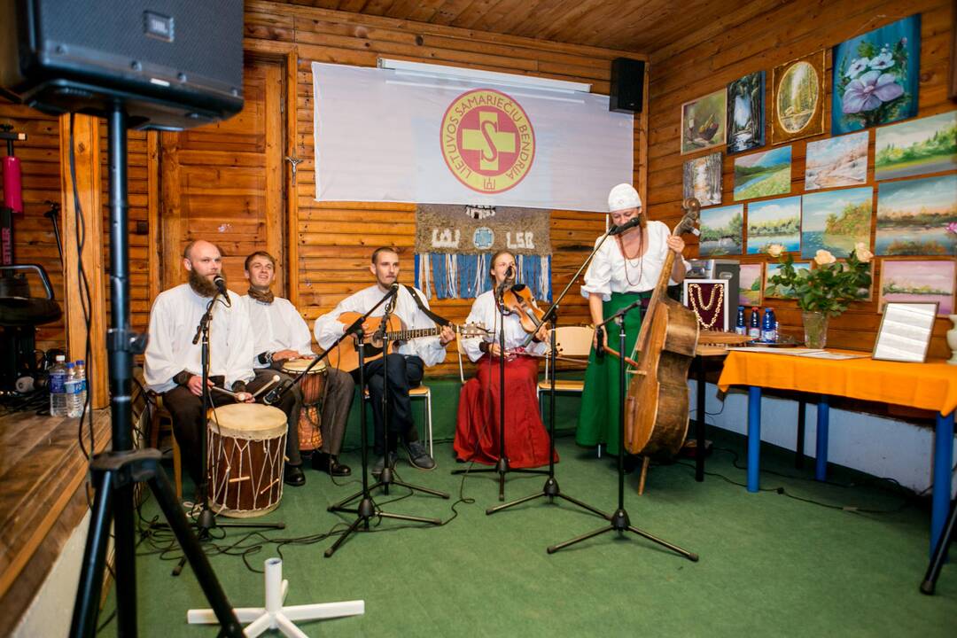 Ceremonija: naujajam prezidentui S.Klimui (centre) regalijas įteikė pirmasis LSB prezidentas A.Jakubaitis (kairėje), sveikino M.Vėlyvis.