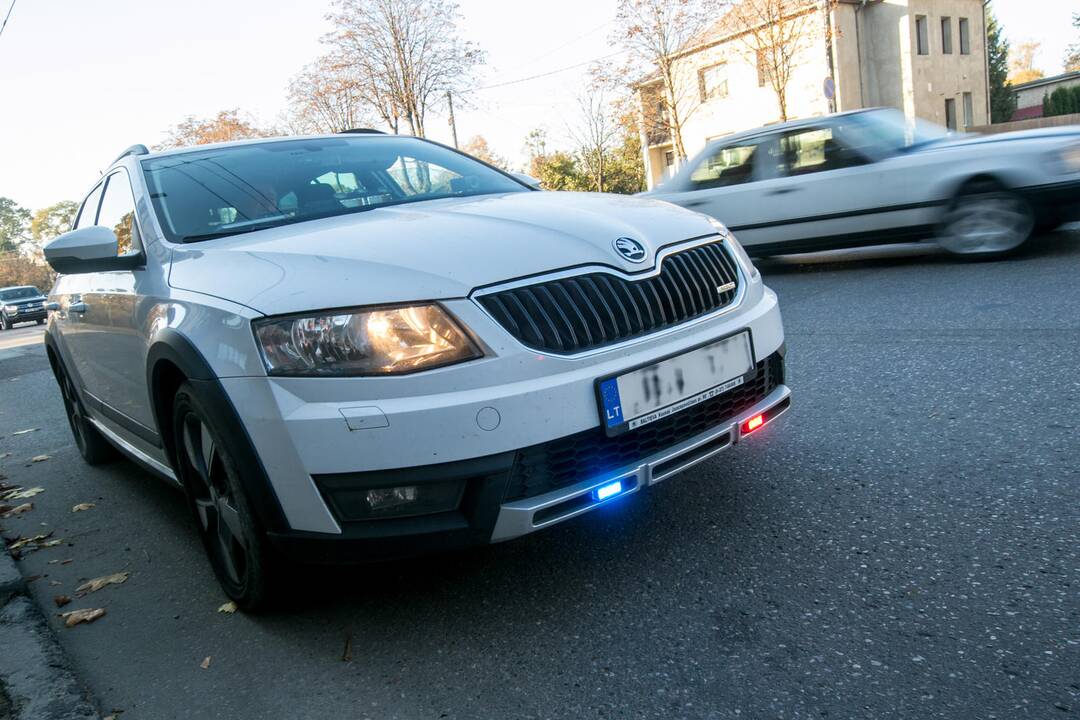 Reidas Kaune su nežymėtu policijos automobiliu