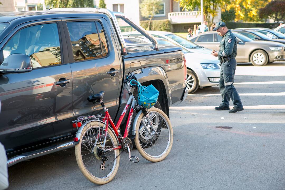 Reidas Kaune su nežymėtu policijos automobiliu